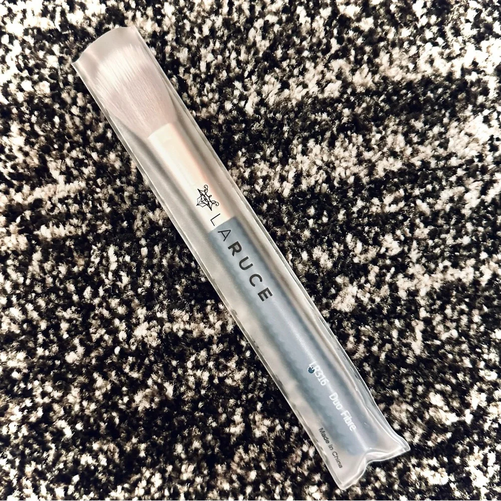 LARUCE BEAUTY || Duo Fibre Brush - LR316 - Denim Handle ⭐️NWT⭐️